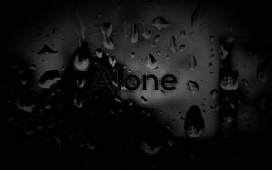 玻璃上的雨滴，透過霧氣可見「Alone」一詞。