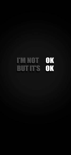 文字桌布，黑色背景上以粗體白色和灰色字母寫著「I'M NOT OK BUT IT'S OK」。