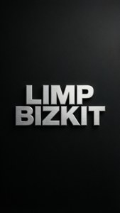 黑色背景上以拉絲銀色呈現的 Limp Bizkit 樂隊標誌。