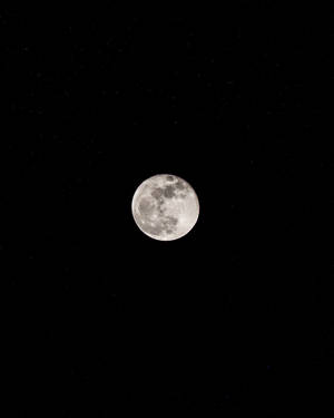 滿月在星空下明亮地照耀