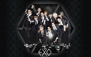 K-pop 組合 EXO 身穿黑色西裝和運動鞋，在深色幾何背景前擺出姿勢。