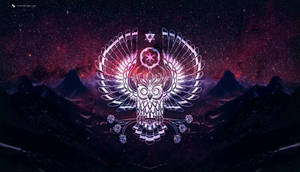 一隻發光的風格化貓頭鷹展開翅膀，在星空下盤旋於山脈之上。