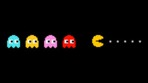 Pacman 在經典街機像素藝術中面對四個彩色鬼魂。