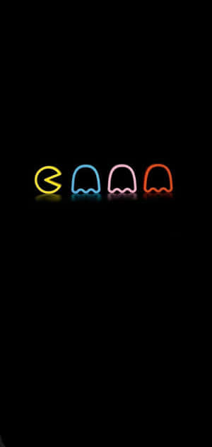 四個發光的 Pac-Man 鬼魂和黃色 Pac-Man 角色在黑色背景上。