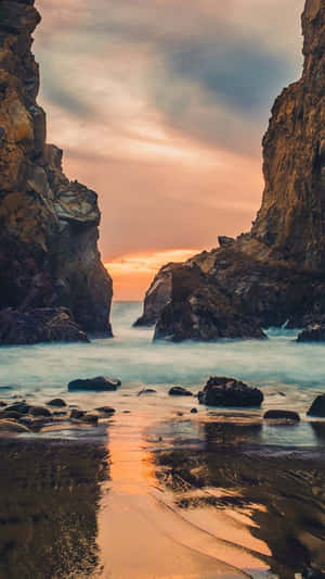 穿過岩石海灣的夕陽與海浪和濕沙