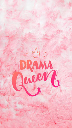 粉紅色毛絨背景，帶有「Drama Queen」文字和皇冠圖案。 — 獅子王 GIF 壁紙