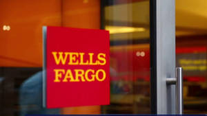 Wells Fargo銀行標誌在玻璃門上，帶有室內反射