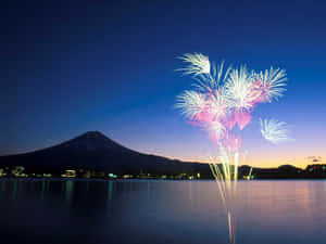 煙花在湖面上爆炸，背景是富士山，夜晚。