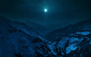 雪覆蓋的山谷，明亮的月亮和星空