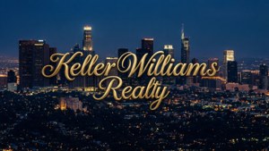夜間天際線上的金色Keller Williams Realty標誌與燈火通明的建築。