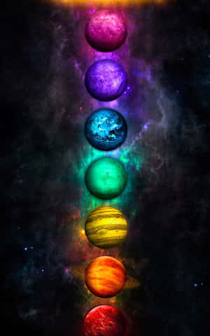 七顆彩虹色的行星在宇宙星雲中垂直排列。