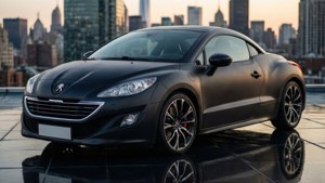 啞光黑色Peugeot 208 GT在濕屋頂上，日落時城市天際線的倒影