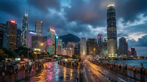 香港天際線於黃昏時分，霓虹燈照亮的摩天大樓倒映在地上的水坑中，色彩繽紛且具電影感。