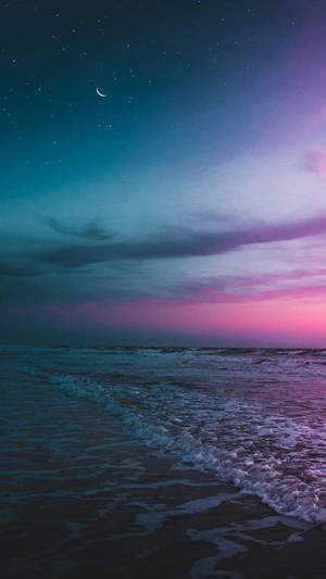 彎月下夜晚海灘，有海浪和星星。 — 月色夜空 壁紙