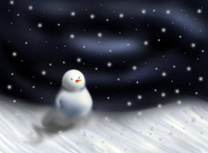一個小雪人站在飄落的雪中，背景是黑暗的夜空。