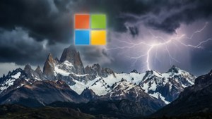 Microsoft 標誌在雷暴中懸浮於積雪山峰之上。