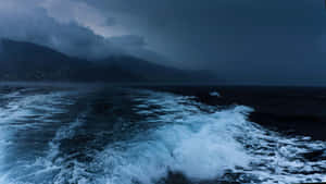 陰暗的暴風雨海洋，白色泡沫拍打著遠山。