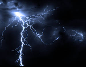 強烈的藍色閃電照亮了黑暗的暴風雨天空。