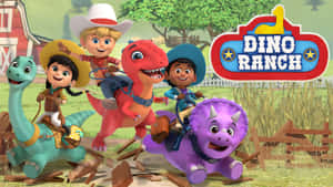 三個小孩在一個有穀倉和Dino Ranch標誌的農場裡騎著卡通恐龍。