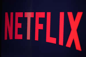 深色背景上柔和光線下的紅色 Netflix 標誌