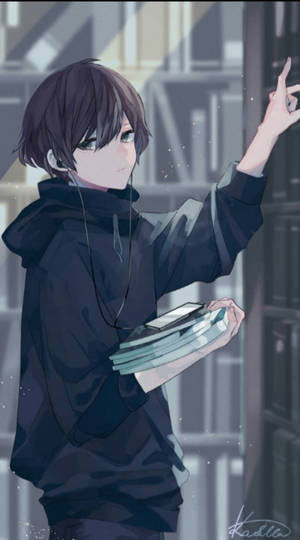 動畫男孩穿著連帽衫，在圖書館拿著書並向上指。