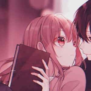 粉紅色頭髮、紅色眼睛的動漫女孩拿著一本書，一個男孩靠近。