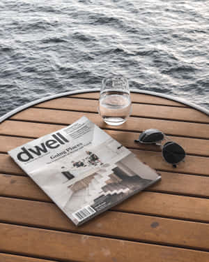 水邊木甲板上的雜誌杯和太陽眼鏡 — 4:5 壁紙