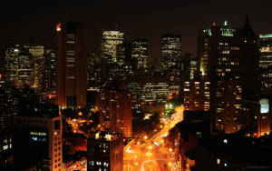 夜間城市天際線，建築物發光，街道明亮。