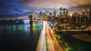 夜景，海濱高速公路上移動車輛的光軌。