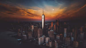紐約市天際線在日落時分，世界貿易中心一號大樓和天空中的滿月。 — 紐約市 壁紙