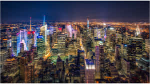 紐約市摩天大樓夜間鳥瞰圖，被彩色霓虹燈照亮。