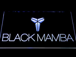 帶有 Black Mamba 標誌和文字的霓虹燈牌，發出藍色光芒。
