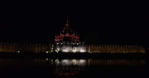 夜晚燈光下的古老寺廟，水中倒影 — 曼達洛人 GIF 壁紙