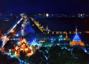 夜晚發光的寺廟建築群，運河上空有煙火。 — 風景動圖 壁紙