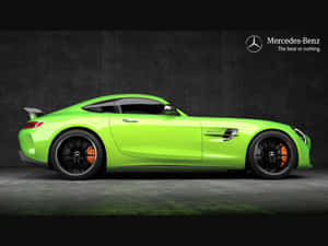 充滿活力的綠色Mercedes-AMG GT跑車，黑色輪圈和橙色制動器，在攝影棚中。