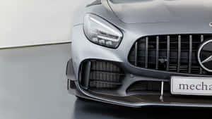 銀色 Mercedes-AMG 跑車前格柵和頭燈（工作室）