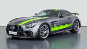 灰色 Mercedes-AMG GT R 帶綠色賽車條紋（攝影棚）
