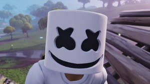 Fortnite角色戴白色棉花糖頭盔站在木橋上俯瞰綠色景觀