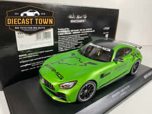綠色壓鑄梅賽德斯-AMG GT R 2017模型車，帶有賽車貼紙展示。