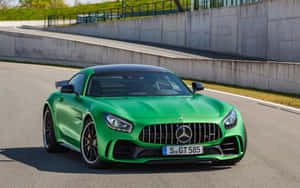 日落時分賽道上的綠色 Mercedes-AMG GT R。