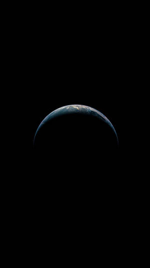 從太空看到的新月形地球，發光的海洋和雲層映襯著黑色虛空。