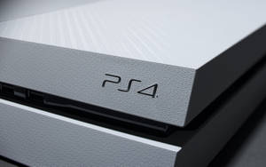白色PlayStation 4遊戲主機，表面有紋理，黑色標誌。