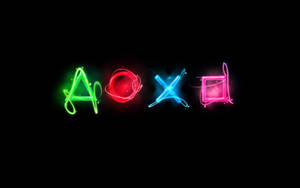 霓虹 PlayStation 符號在黑色背景上明亮發光。