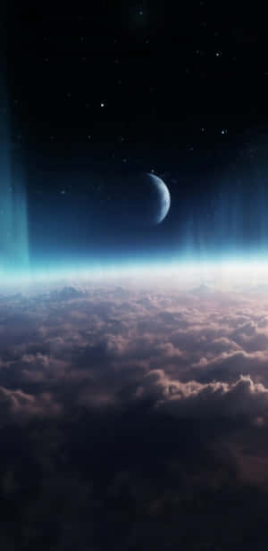 新月和星星在發光的雲層上方，伴有極光。