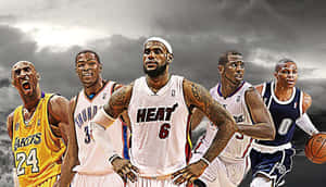 五位NBA籃球運動員在暴風雨的天空下擺出動作姿勢。