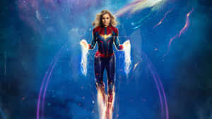 Captain Marvel 漂浮在太空中，帶有發光能量效果，身後是色彩繽紛的星雲。