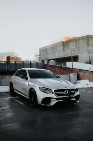 白色Mercedes-AMG停放在積雪的城市停車場。 — 小米Pad 8 Pro 壁紙