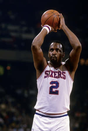 身穿白色Sixers球衣的職業籃球運動員準備投籃。