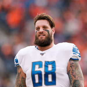 身穿68號球衣的NFL足球員，有紋身和臉部彩繪。 — 運動 壁紙