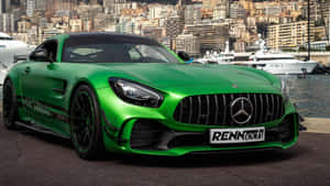 綠色RENNtech Mercedes AMG GT停泊在豪華碼頭，旁邊有遊艇和城市建築。 — 汽車 壁紙